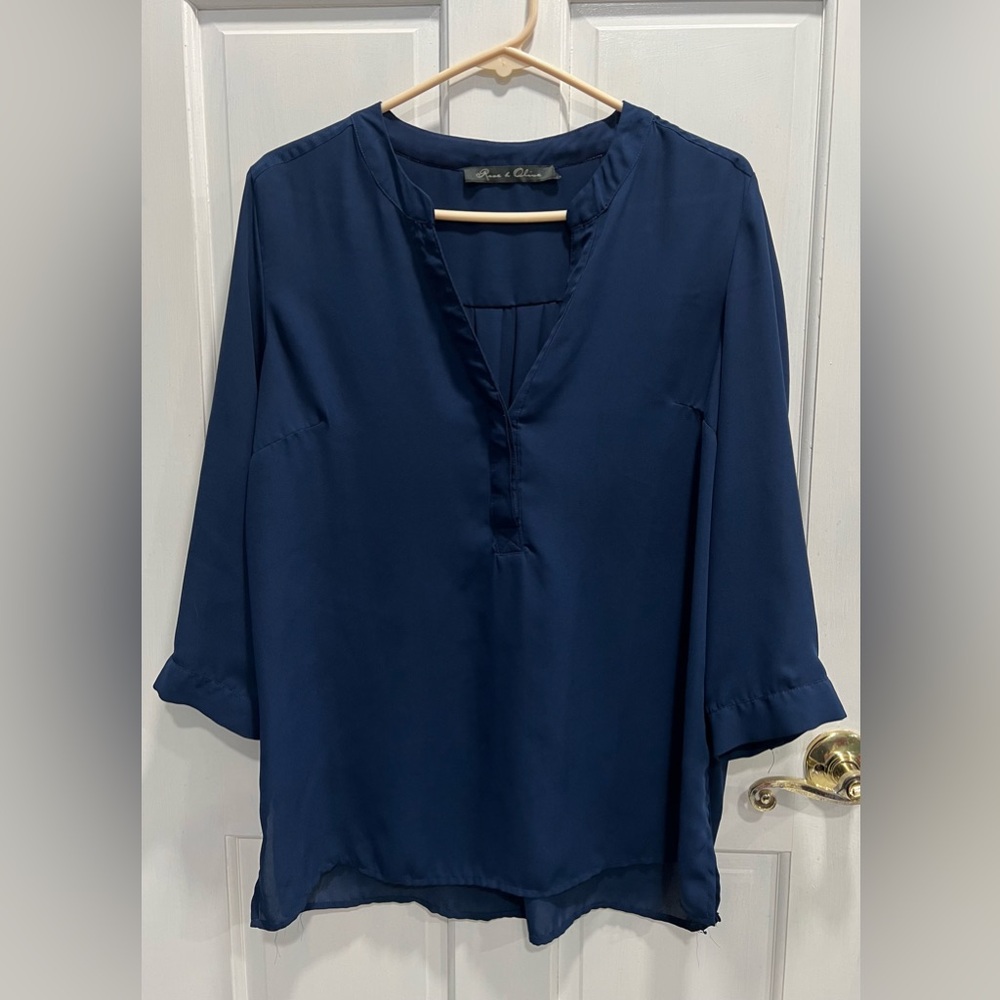 ROSE & OLIVE Blue V-Neck 3/4 Sleeve Lightweight Blouse SIZE LARGE Pre Loved